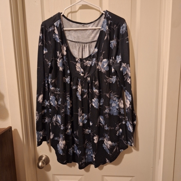 Women's Black With Blue Flowers Top - Picture 1 of 4